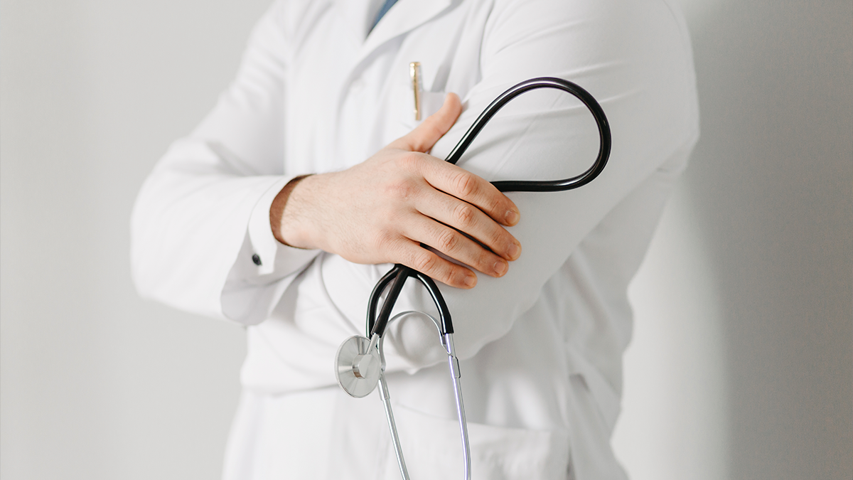 Paciente ferido em briga ameaça e tenta agredir médico durante atendimento em São Pedro do Ivaí