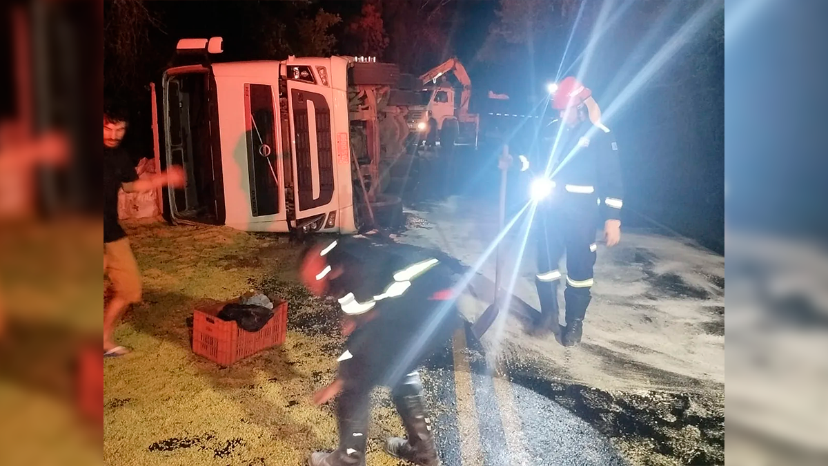 Caminhão tomba na PR-441 no trecho entre Reserva e Tibagi