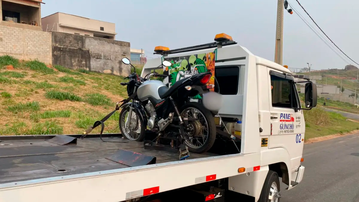 PM apreende motocicleta com diversas irregularidades no centro de Ivaiporã