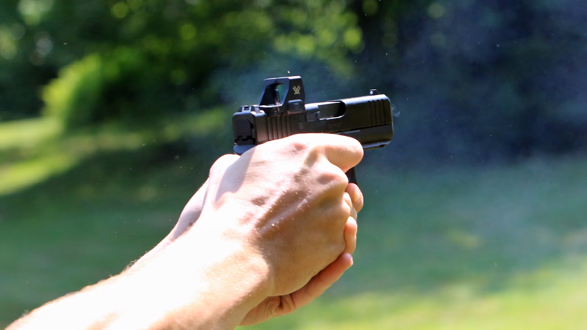 Jovem é baleado em bar de Pitanga após ser questionado: "O que está encarando?"