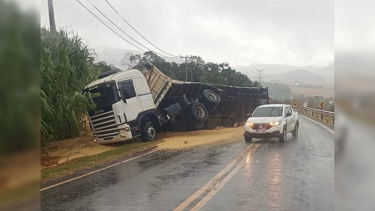 Carreta carregada de soja tomba na PR 487 entre Manoel Ribas e Cândido de Abreu