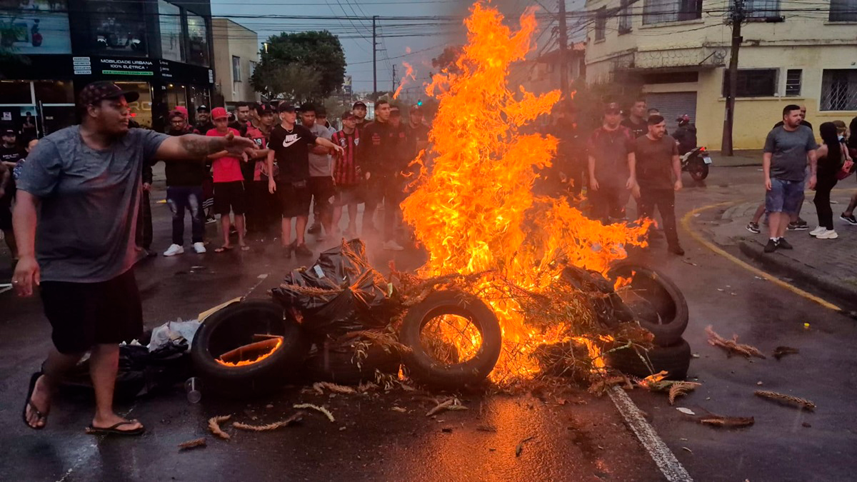 Organizada do Athletico faz protesto com queima de pneus após morte de torcedor