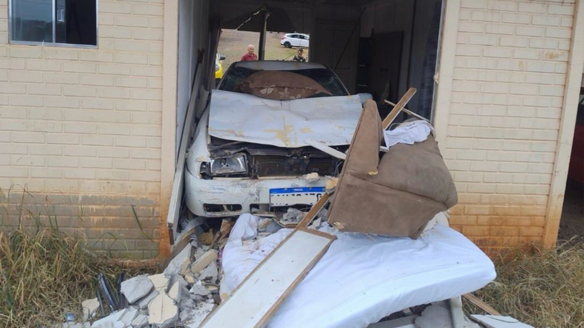 Carro desce rua e invade residência em Pitanga; mulher fica ferida