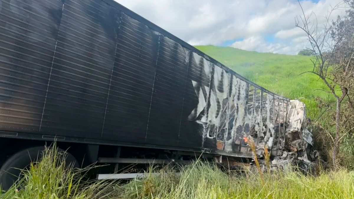 Motorista morre carbonizado após acidente grave na BR-376