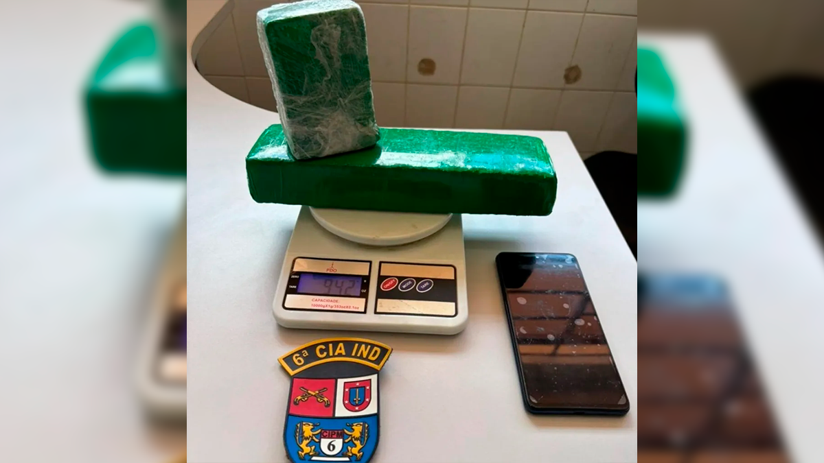 Motociclista é preso com quase um quilo de maconha após fuga e colisão em Lidianópolis