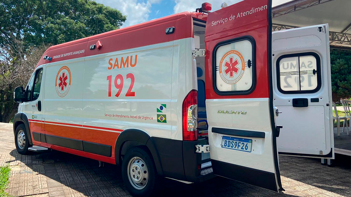 Colisão entre carro e moto deixa jovem ferida no centro de São João do Ivaí