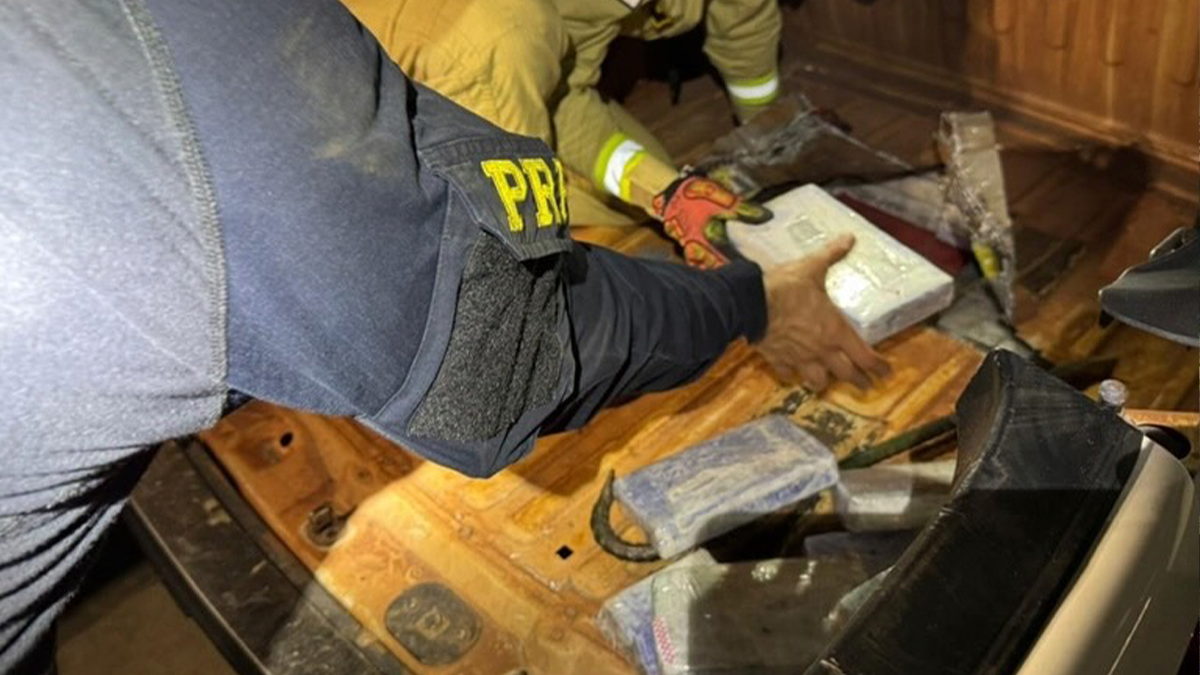 PRF apreende mais de 130 kg de drogas de alto valor em fundos falsos no Paraná