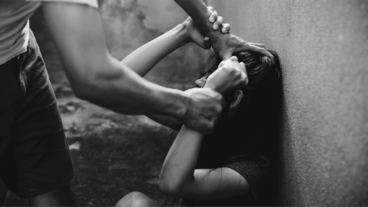 Mulher é enforcada e ameaçada pelo marido após se recusar a limpar casa