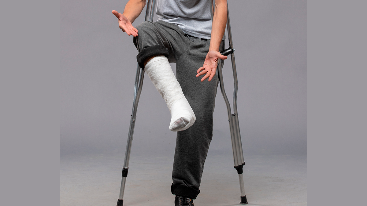 Homem embriagado tenta agredir irmã com muleta em Jardim Alegre