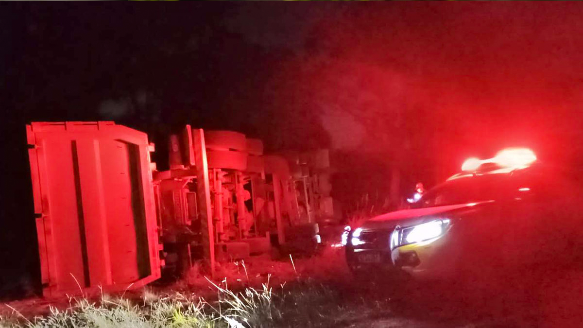 Caminhão tomba na PR-239 entre Cândido de Abreu e Reserva, e motorista desaparece após o acidente