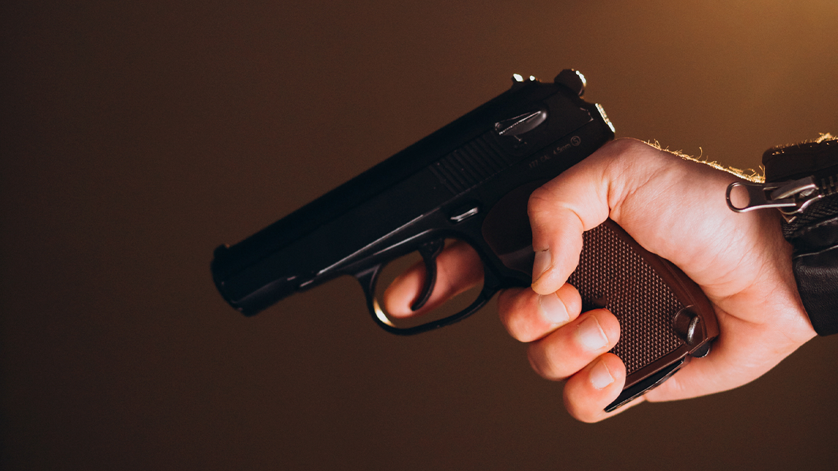 Dupla armada agride idoso e rouba caminhonete em Rio Bom