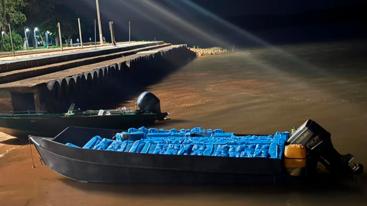 Ação conjunta entre BPFRON e PF apreende barco com 6 mil pacotes de cigarros em Santa Terezinha de Itaipu