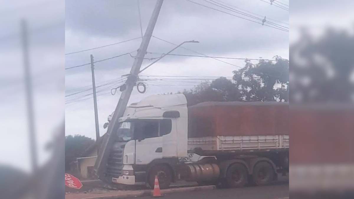 Carreta atinge poste em Mauá da Serra e mobiliza equipes da Copel
