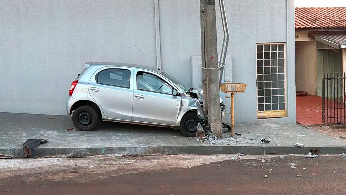 Motorista passa mal e bate contra poste em São João do Ivaí