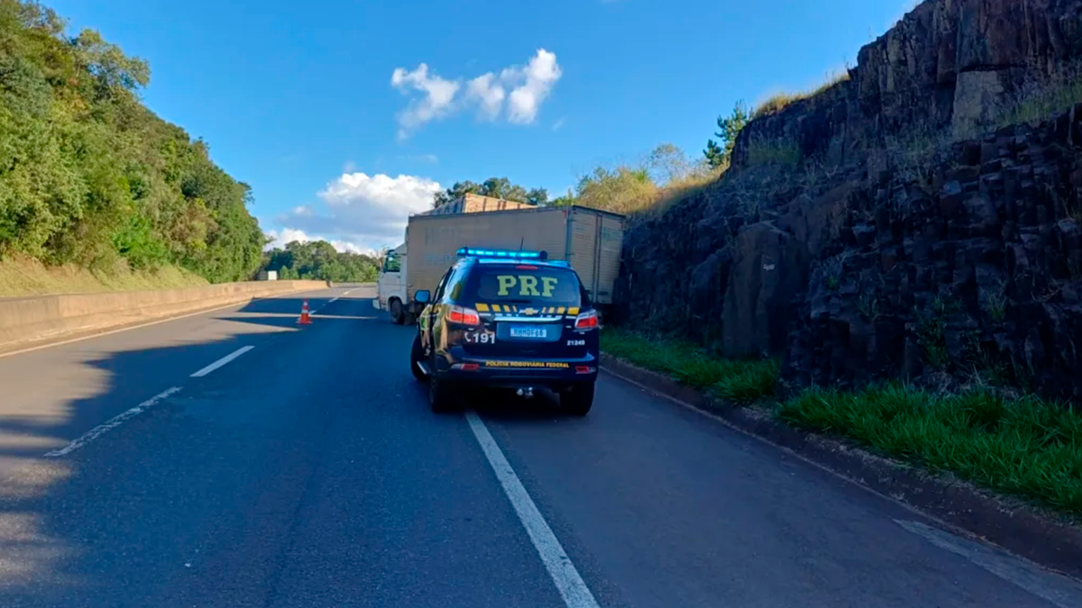 Caminhoneiro é atropelado pelo próprio veículo na BR-376 em Imbaú
