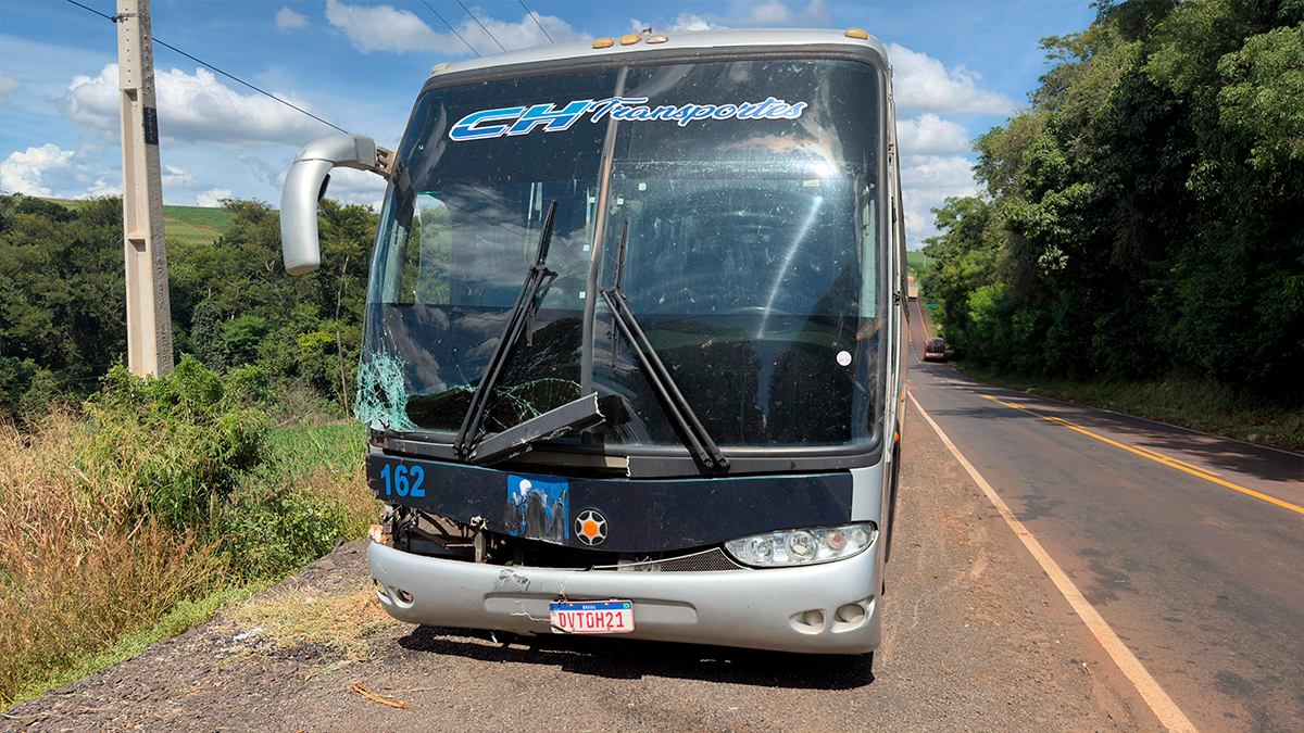 Ônibus com trabalhadores se envolve em acidente na PR-082 em São João do Ivaí