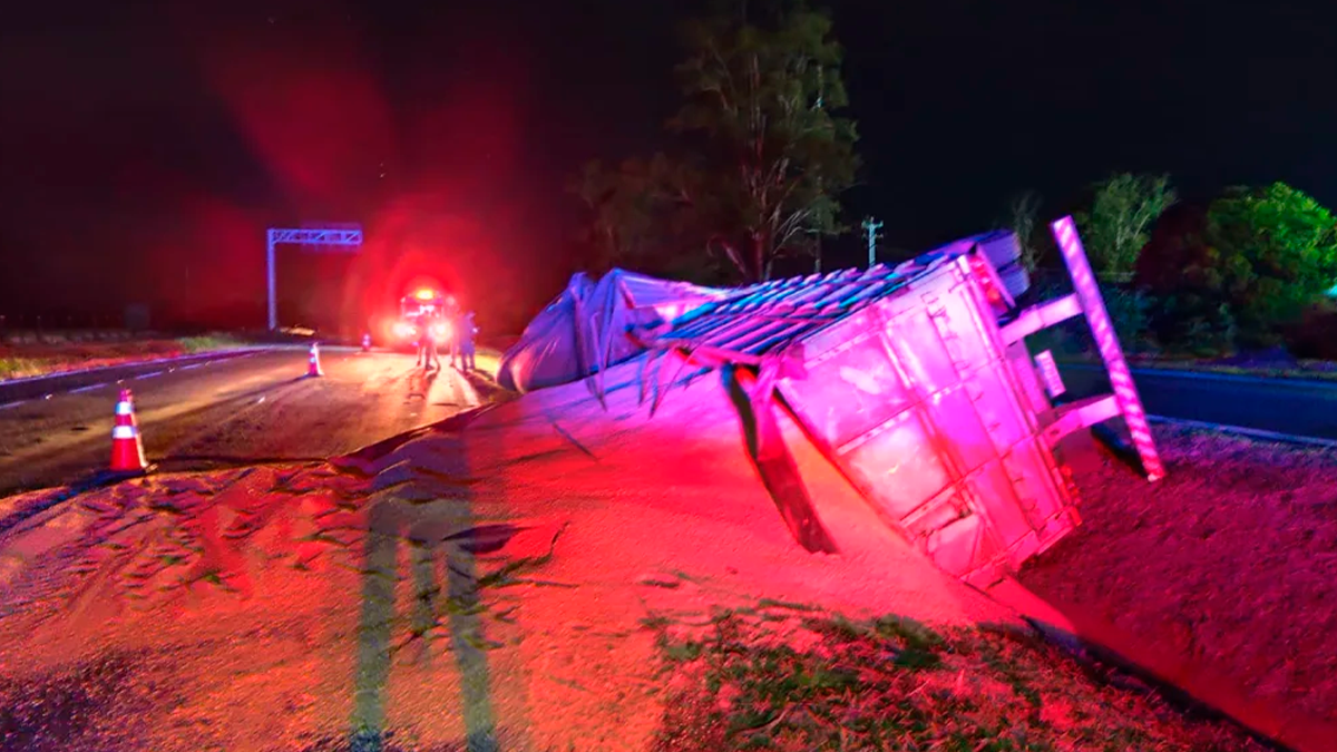 Carreta de grãos tomba na BR-376 entre Mandaguari e Jandaia do Sul