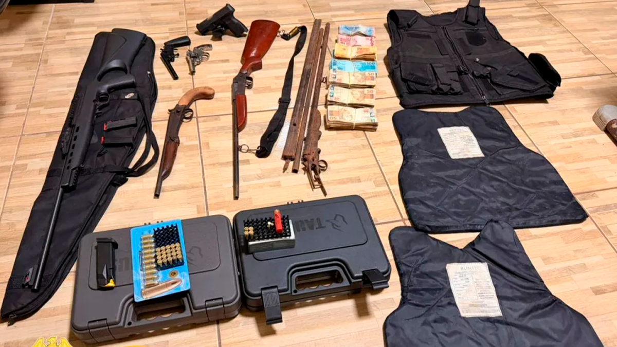 Polícia apreende arsenal e R$ 46 mil após caso de violência doméstica em Mauá da Serra