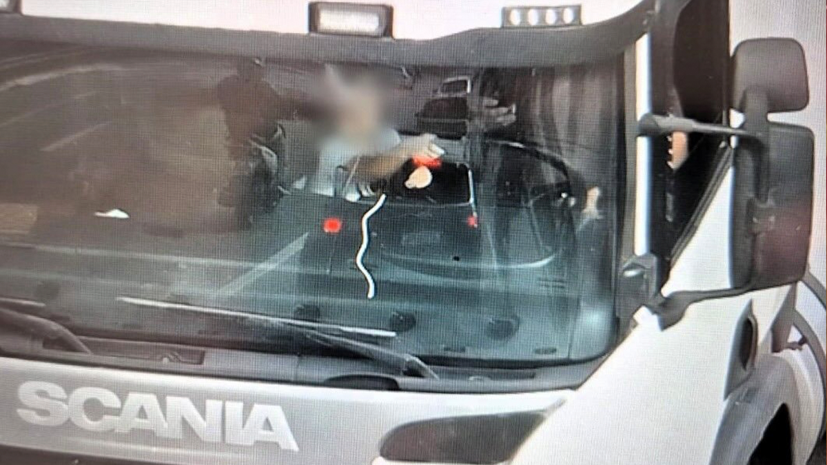Criança é flagrada dirigindo carreta enquanto motorista usa celular na BR-282 em Florianópolis