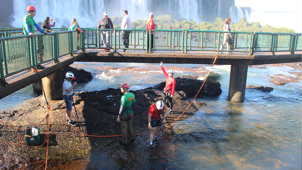Limpeza nas Cataratas do Iguaçu retira moedas e alerta para danos ambientais