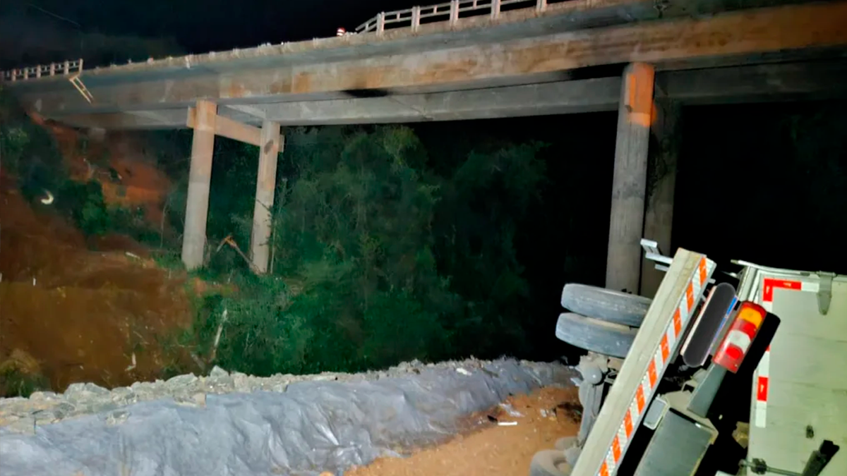 Caminhão despenca de ponte na PR-445 após romper barreira de contenção entre Londrina e Tamarana