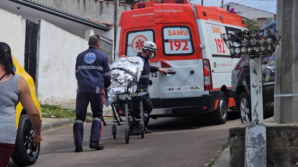 Sogra e cunhada reagem a agressões e ferem homem a pauladas para proteger mulher e recém-nascido em Curitiba
