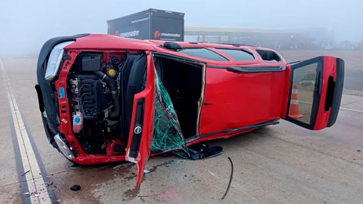 Motorista capota carro após não ver quebra-molas em meio à neblina na BR-163