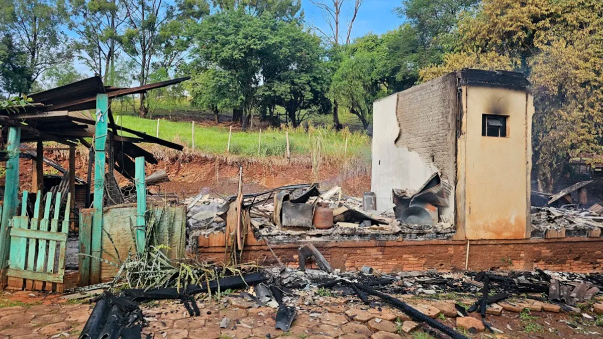 Incêndio destrói completamente residência em chácara na zona rural de Borrazópolis