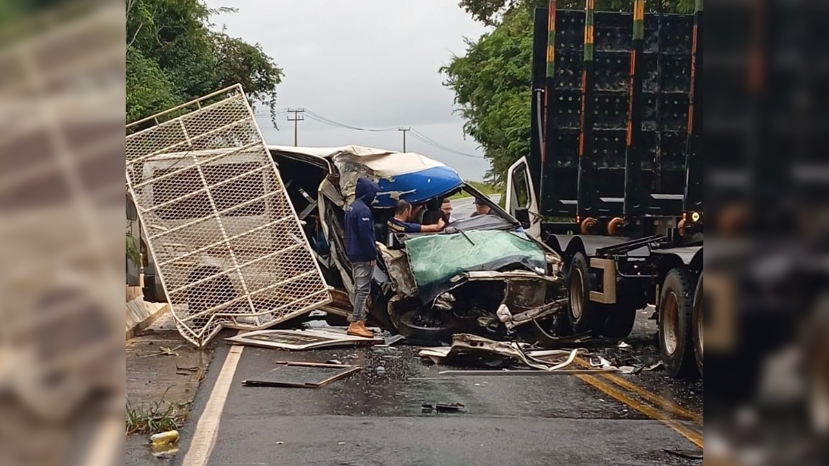 Grave colisão frontal entre van e caminhão é registrada na PR-487, em Manoel Ribas