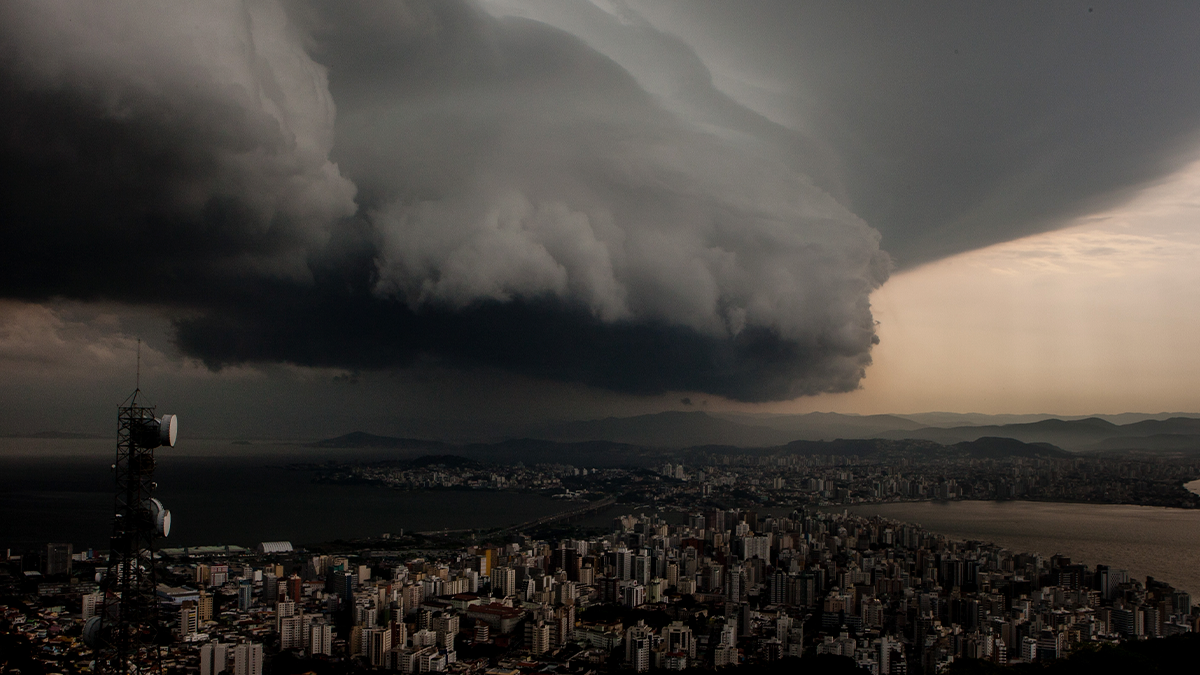 Ciclone pode virar “bomba” e trazer tempestades ao PR, diz Meteored Brasil