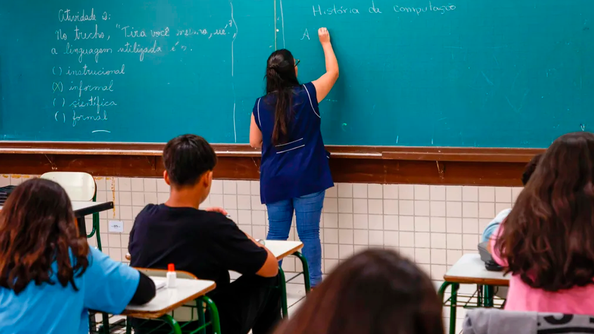 Governo do Paraná nomeia 917 professores aprovados em concurso público