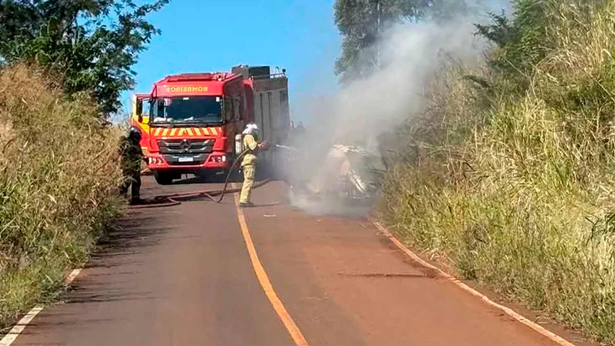 Fusca é completamente destruído por incêndio em estrada rural de Jardim Alegre