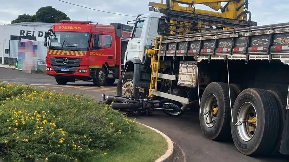 Acidente entre moto e caminhão deixa jovem de 18 anos ferido em Ivaiporã