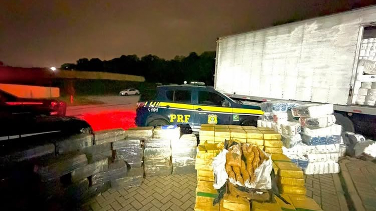 PRF apreende mais de duas toneladas de maconha escondidas em carga de papel higiênico em Araucária