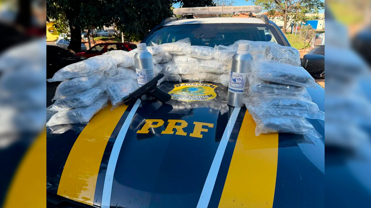 PRF apreende mais de 30 kg de drogas e pistola com "kit rajada" na BR-369 em Londrina
