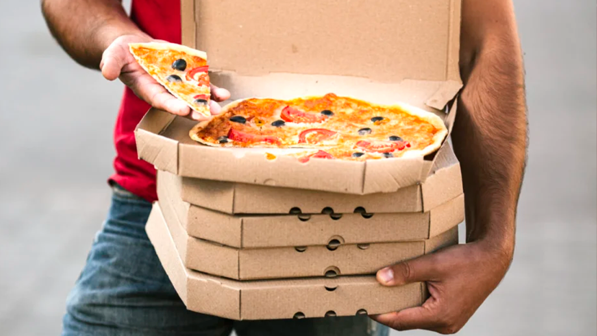 Motoboys chegam para entregar 87 pizzas e descobrem que caíram em um trote no Paraná