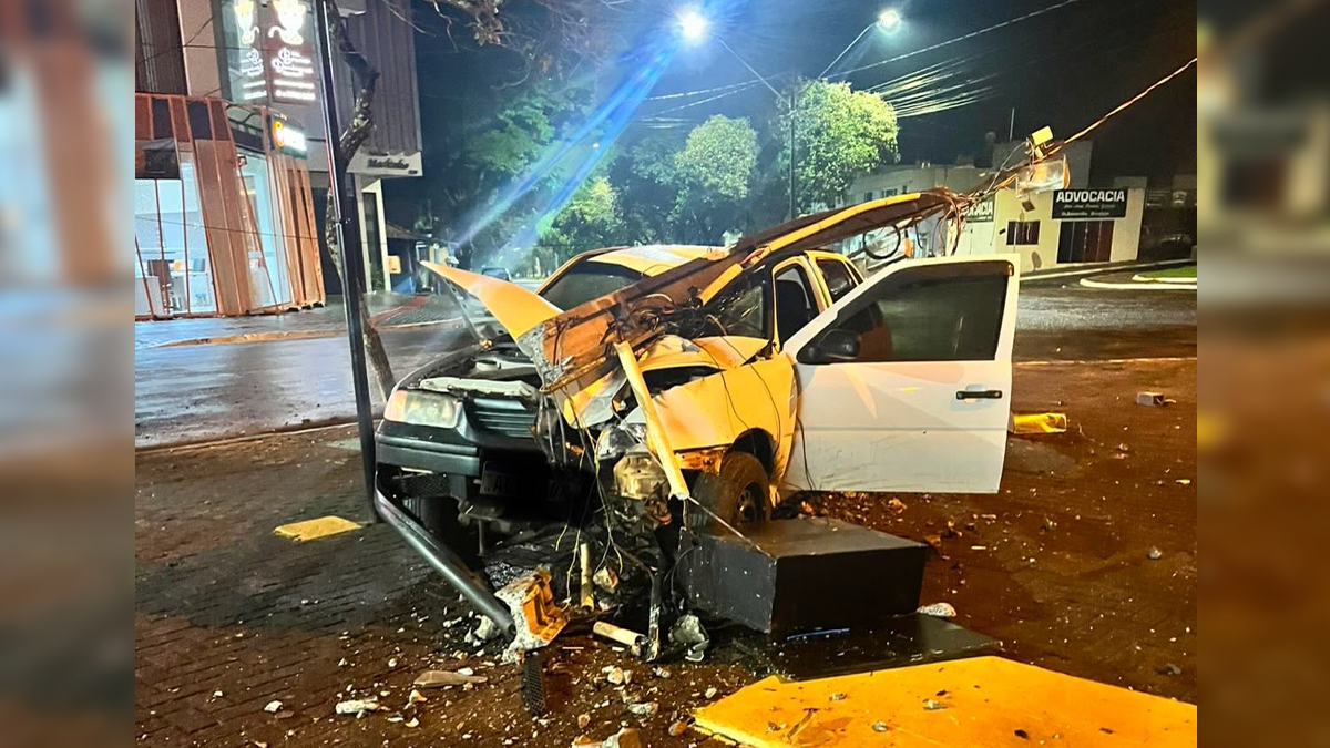 Grave acidente na Praça Central de Manoel Ribas deixa motorista ferido após colisão contra poste