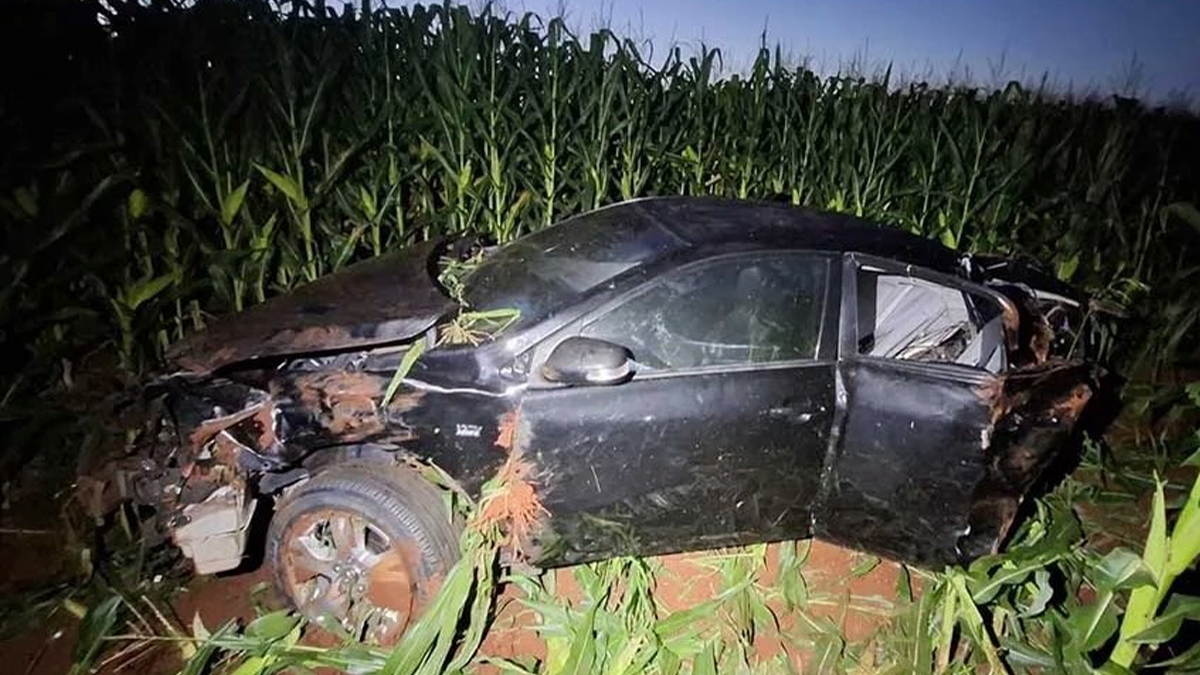 Mulher morre após ser ejetada de veículo em capotamento na PR-090 em Alvorada do Sul
