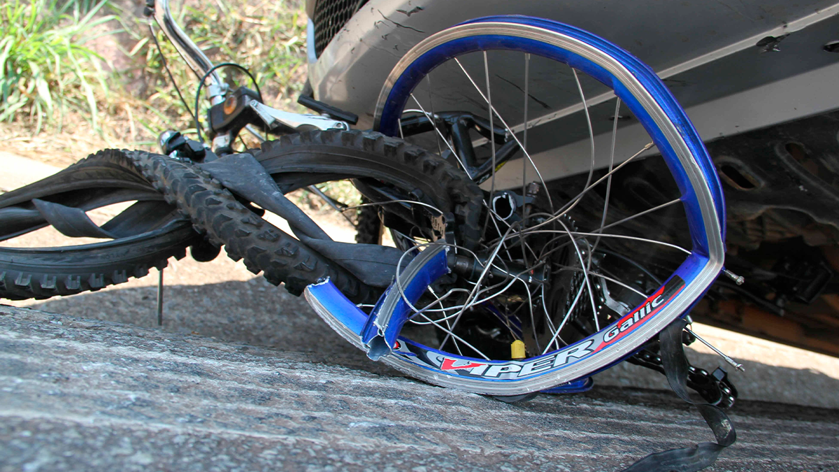Ciclista fura preferencial, é atingido por caminhão e fica em estado grave em Ponta Grossa