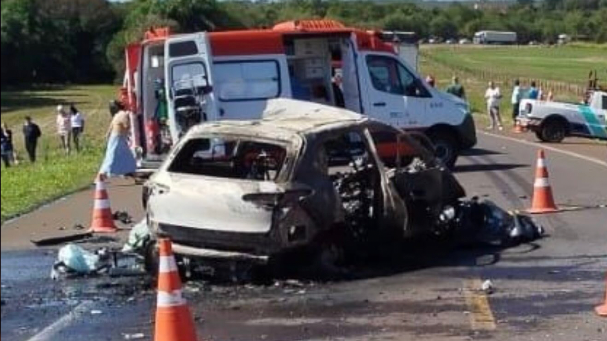 Homem morre carbonizado e três crianças ficam gravemente feridas em colisão na BR-277 em Candói