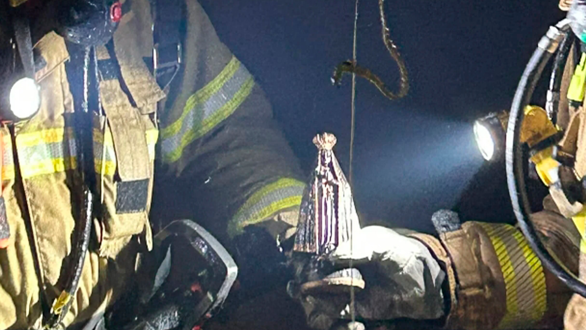 Imagem de Nossa Senhora Aparecida é encontrada intacta após incêndio destruir parte de residência