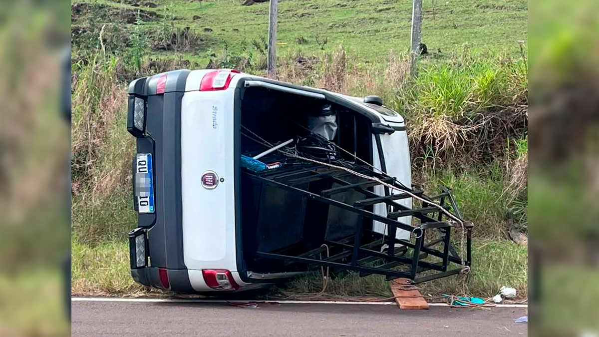 Caminhonete capota na PR-650 entre Godoy Moreira e São João do Ivaí