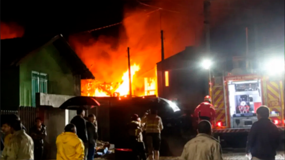 Incêndio atinge residência e mobiliza Corpo de Bombeiros na Vila Monte Castelo em Ivaiporã