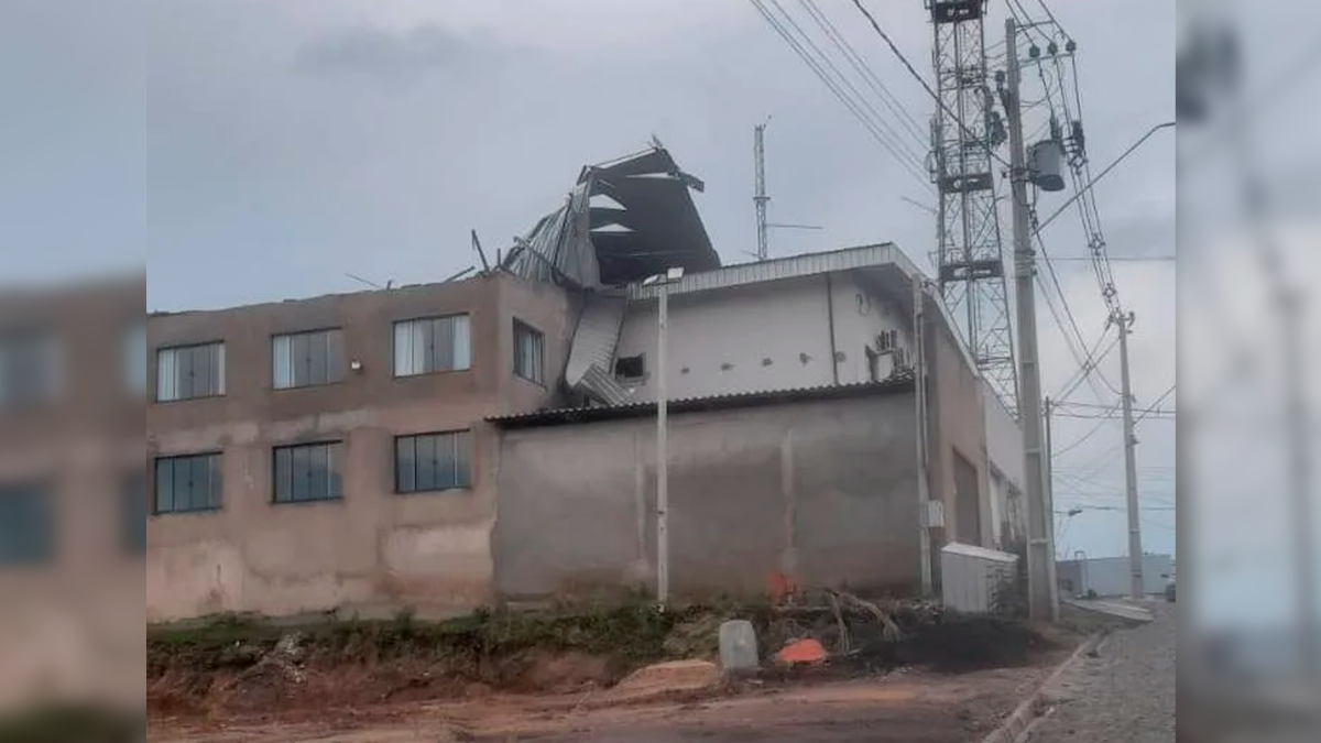 Temporal arranca telhado de Casa Paroquial e causa estragos em Cândido de Abreu