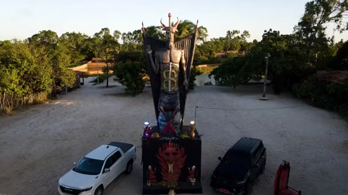 Estátua de entidade erguida no Nordeste gera repercussão e debate nas redes sociais