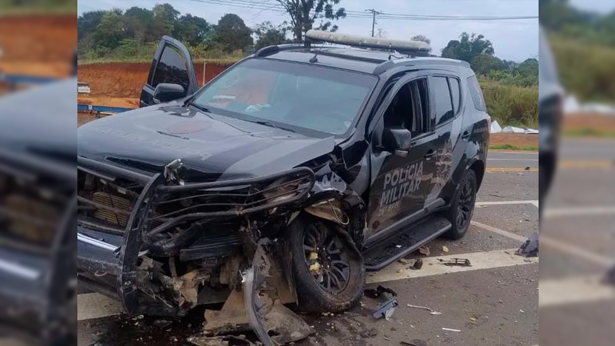 Acidente entre viatura da Polícia Militar e carro deixa três feridos na região de Imbaú