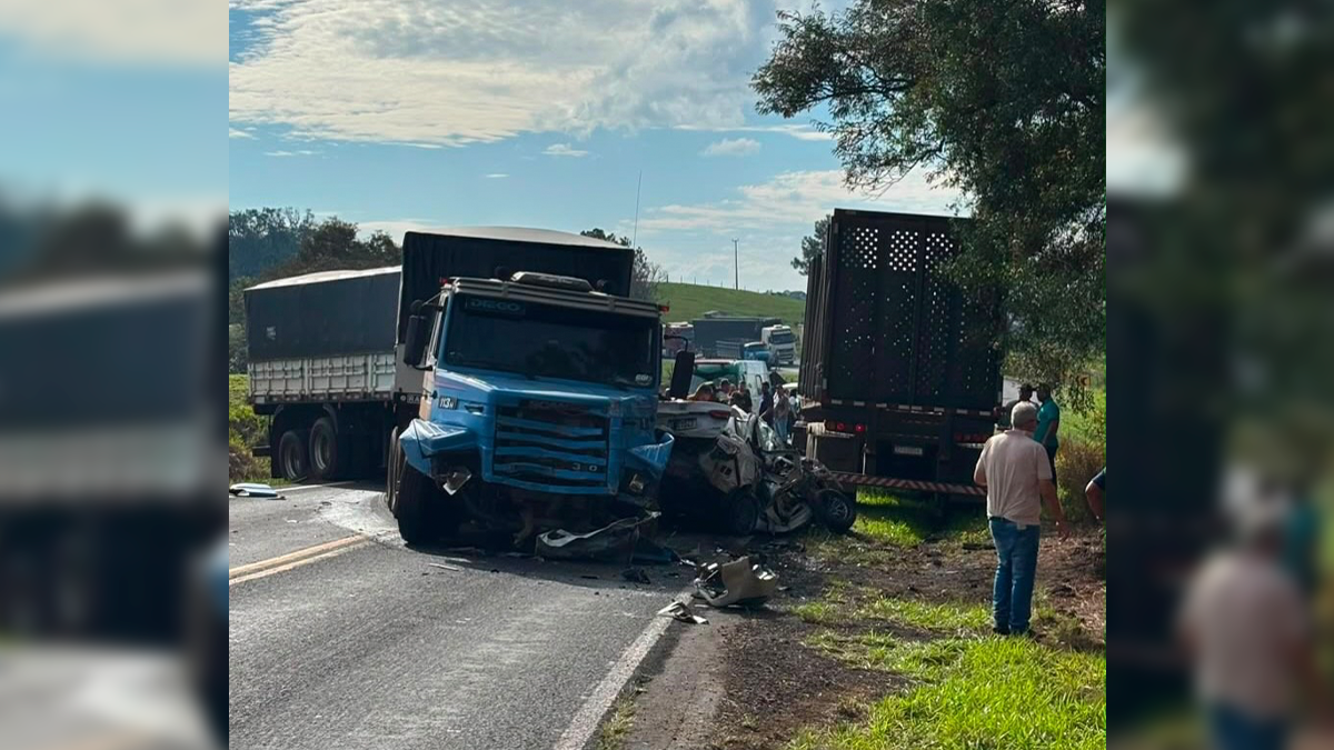 Grave acidente entre duas carretas e carro deixa um morto na PR-487 em Cândido de Abreu