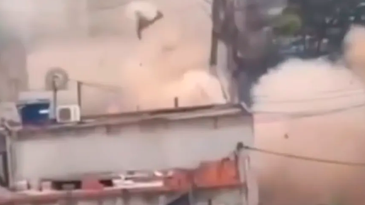 Incêndio em fábrica de produtos químicos faz bueiros explodirem e gera pânico em Itaquaquecetuba