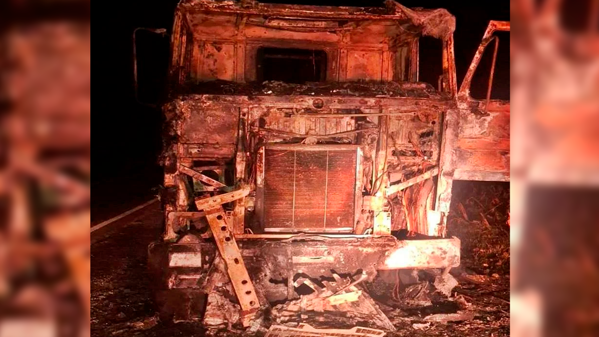 Caminhão pega fogo na PRC-466 após pane mecânica em Manoel Ribas