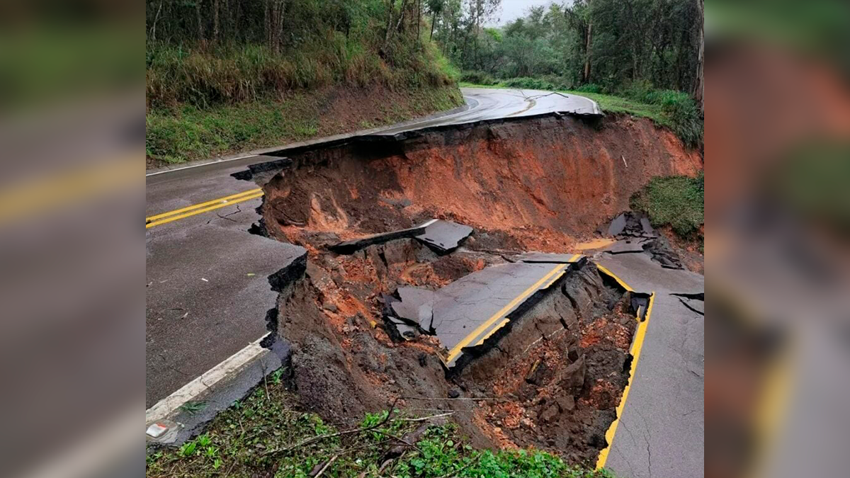 Chuvas no Paraná provocaram erosão em rodovia